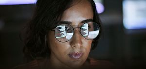 konzentrierte Frau mit Brille