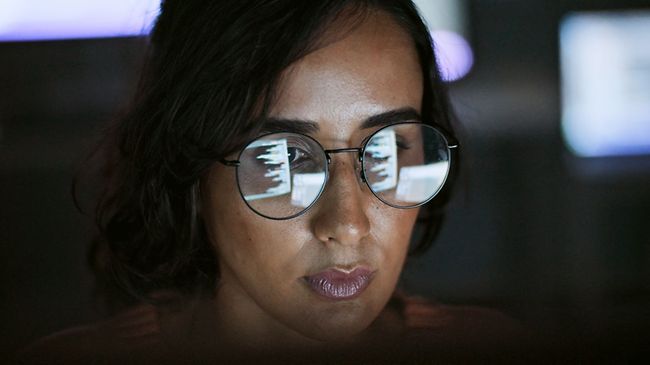konzentrierte Frau mit Brille