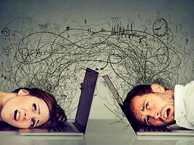 Kopf auf dem Notebook