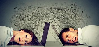 Kopf auf dem Notebook