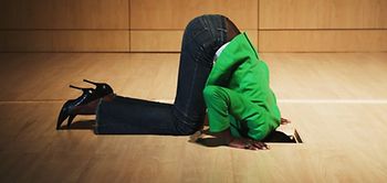 Kopf Sand Boden Loch Raum Business-Frau Pumps 