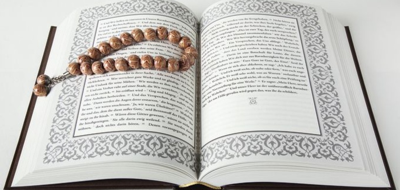 Koran mit Gebetskette