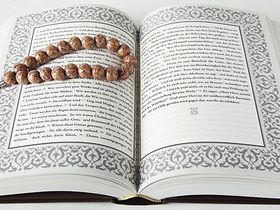 Koran mit Gebetskette