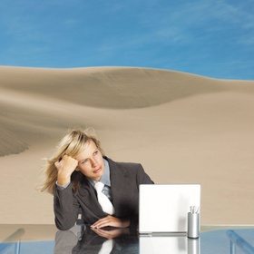Frau Business Laptop Wüste Warten Abwarten
