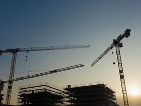 Krane auf Baustelle