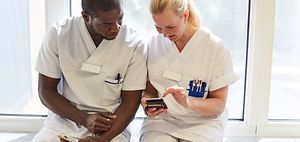Krankenhaus Pflegekräfte mit Smartphone