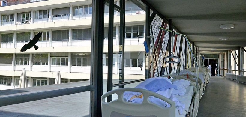 Krankenhaus_Bett_Flur_Gebaeudeverbindung