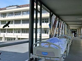 Krankenhaus_Bett_Flur_Gebaeudeverbindung