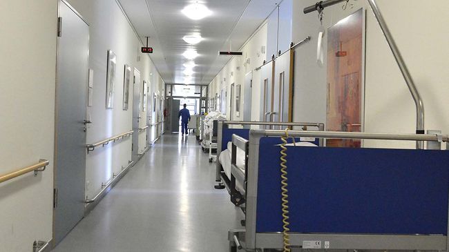 Krankenhaus_Flur_Patientenbett_Station