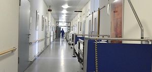 Krankenhaus_Flur_Patientenbett_Station