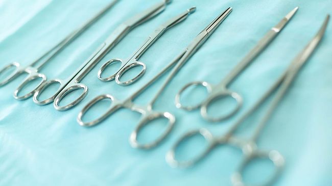 Krankenhaus_Instrumente auf OP-Tisch