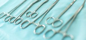 Krankenhaus_Instrumente auf OP-Tisch