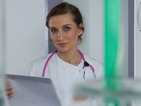 Krankenschwester am Gang, Halbportraet