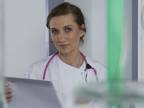 Krankenschwester am Gang, Halbporträt