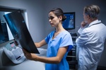 Krankenschwester und Arzt betrachten Röntgenbilder