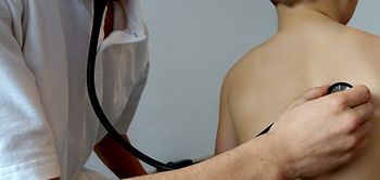 Krankes Kind Untersuchung Arzt