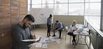 Kreative Arbeitnehmer in modernem Büro