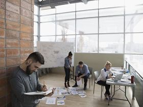 Kreative Arbeitnehmer in modernem Büro