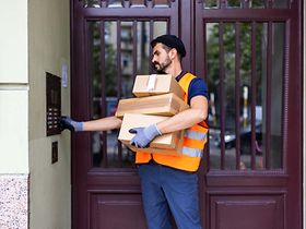 Kreislaufwirtschaft Logistik Paketbote