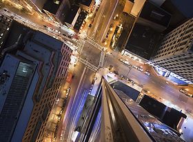 Kreuzung von oben in Großstadt am Abend