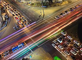 Kreuzung von oben seitlich mit vielen bunten Lichtern