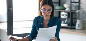 Küche Haus Wohnung Frau Rechnung Laptop