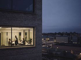 Bürogebäude Nacht Raum Gebäude Menschen beleuchtet Stadt