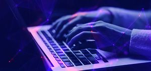 Künstliche_Intelligenz_Datennetzwerk_Laptop_Arbeit