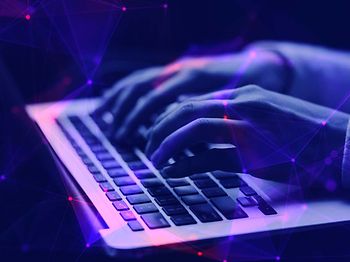 Künstliche_Intelligenz_Datennetzwerk_Laptop_Arbeit