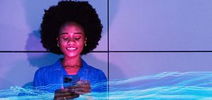 Künstliche_Intelligenz_Smartphone_Nutzung_Mit_Lichtspuren