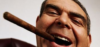 lachender Mann mit Zigarre im Mund