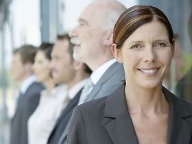 lächelnde Frau mit Frau und zwei Männern im Hintergrund