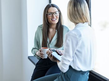 lächelnde Frau trägt Brille