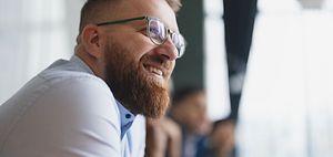 lächelnder bärtiger Mann mit Brille