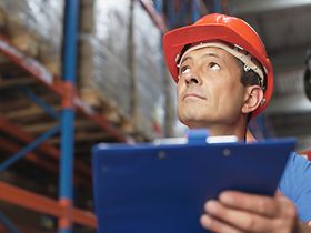 Lagerarbeiter kontrolliert Lagerbestand