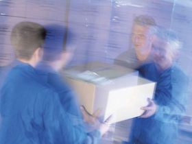 Lagerhalle Lager E-Commerce Männer arbeiten