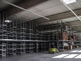 Lagerhalle leer Regale Gabelstapler