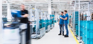 Sicherheitskennzeichnung: Bodenmarkierungen in Industriehallen