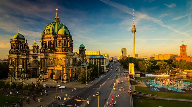 Berlin_Dom und Alex dramatischer Sonnenuntergang