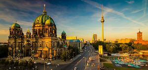 Berlin_Dom und Alex dramatischer Sonnenuntergang