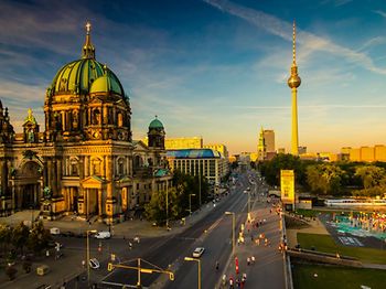 Berlin_Dom und Alex dramatischer Sonnenuntergang