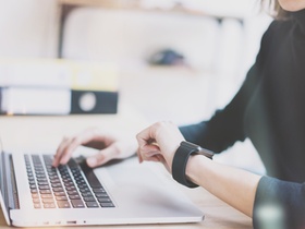Photo Girl Working Modern Laptop in Studio Loft. Woman Looking at Screen Generic Design Smartwatch.M