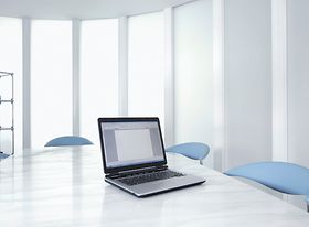 Laptop auf Besprechungstisch