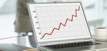 Laptop Business-Mann Kurve aufwärts Plus Gewinn