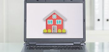Laptop mit Haus auf dem Bildschirm