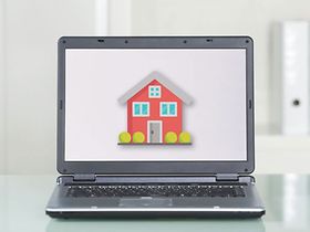 Laptop mit Haus auf dem Bildschirm