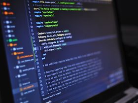 Laptop mit Algorithmus