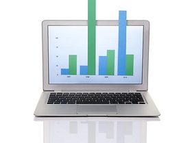 Laptop mit aus dem Bildschirm ragenden Statistiken