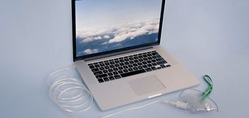 Laptop mit Beatmungsgerät