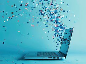 Laptop mit Konfetti mit blauem Hintergrund